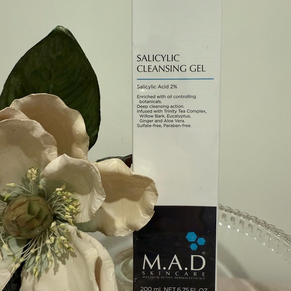 M.A.D. Salicylic 2% Cleansing Gel - Picture 4 of 7